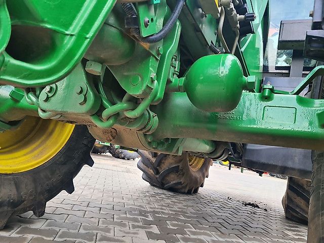 John Deere 6135R met Atlas bomenlaadkraan