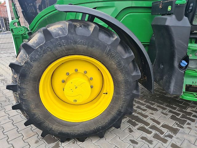 John Deere 6135R met Atlas bomenlaadkraan