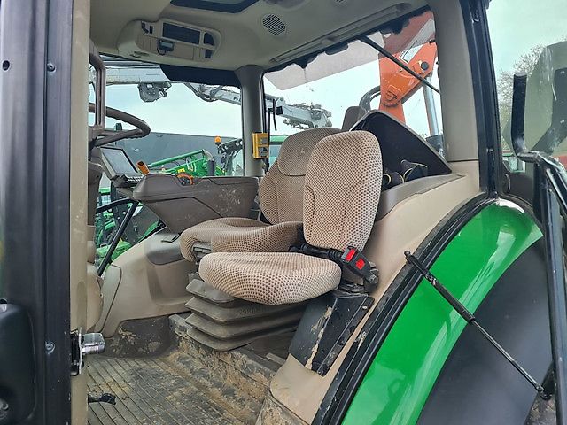 John Deere 6135R met Atlas bomenlaadkraan