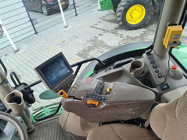John Deere 6135R met Atlas bomenlaadkraan