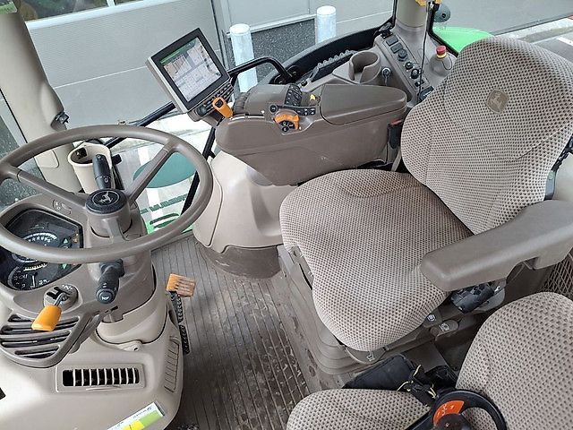 John Deere 6135R met Atlas bomenlaadkraan