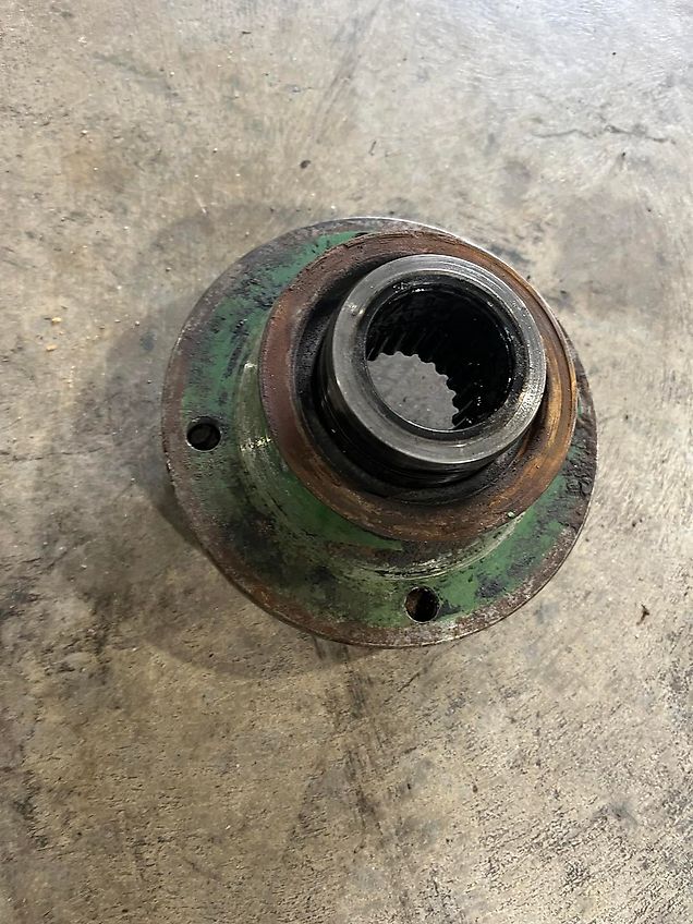 John Deere Flange (used) - John Deere 6M, 6R