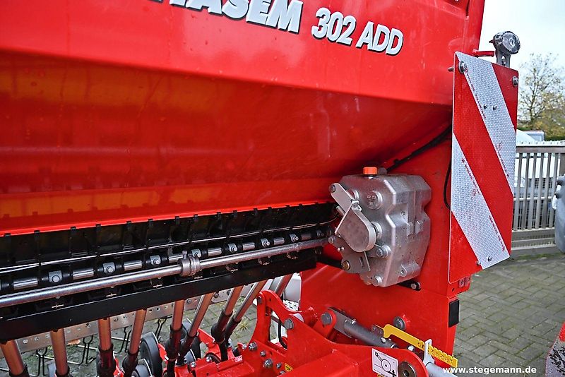 Pöttinger Lion 3002 Kreiselegge + Vitasem 302 ADD Sämaschine