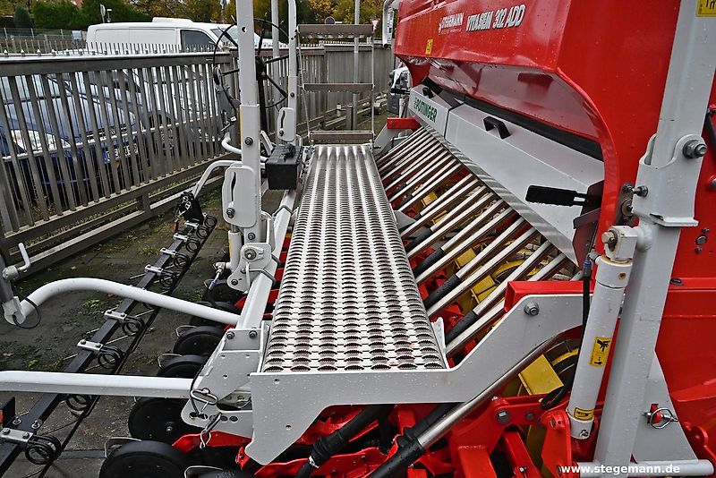 Pöttinger Lion 3002 Kreiselegge + Vitasem 302 ADD Sämaschine