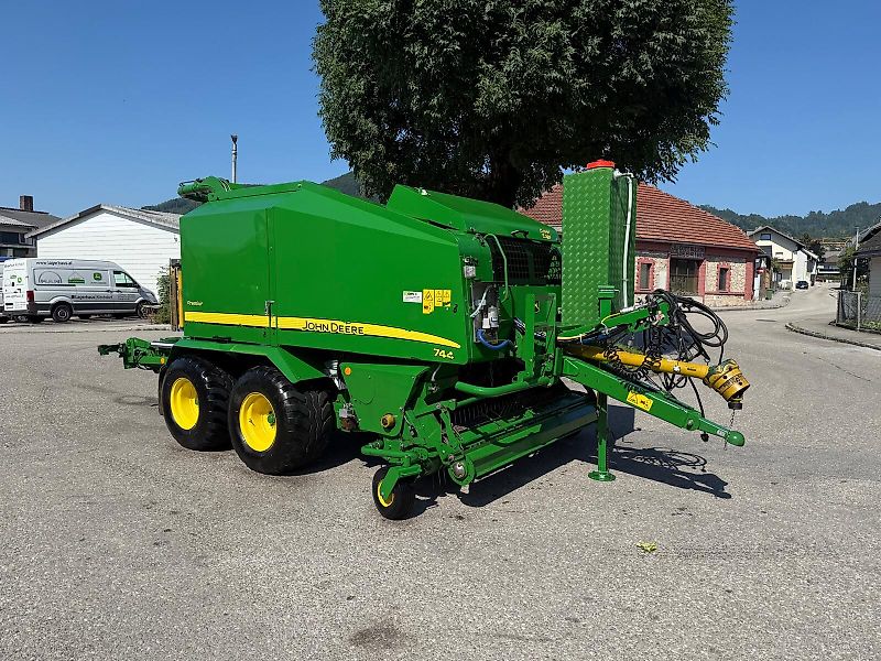John Deere 744
