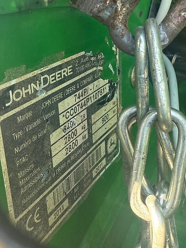 John Deere 744