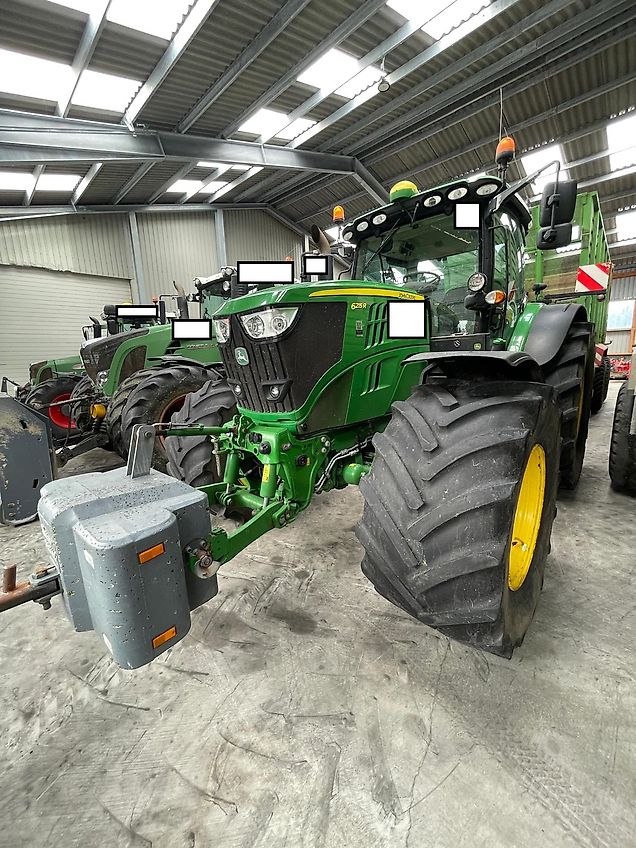 John Deere 6215R