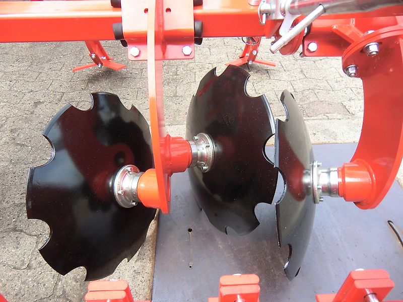 Maschio TERREMOTO 3-300 mit Dachringwalze